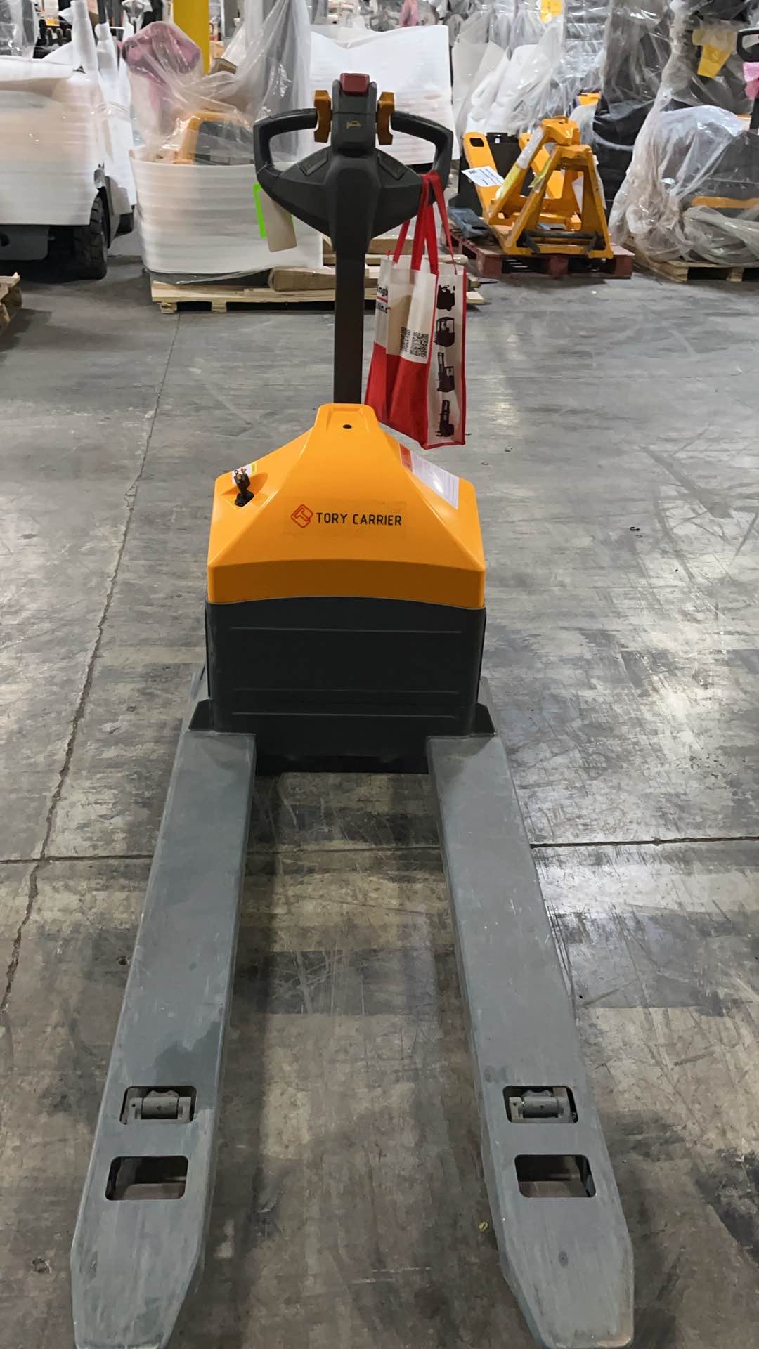 Transpaleta eléctrica de 3300-4400 lb de capacidad con horquillas de 48" de largo x 27" de ancho, alimentada por batería de gel