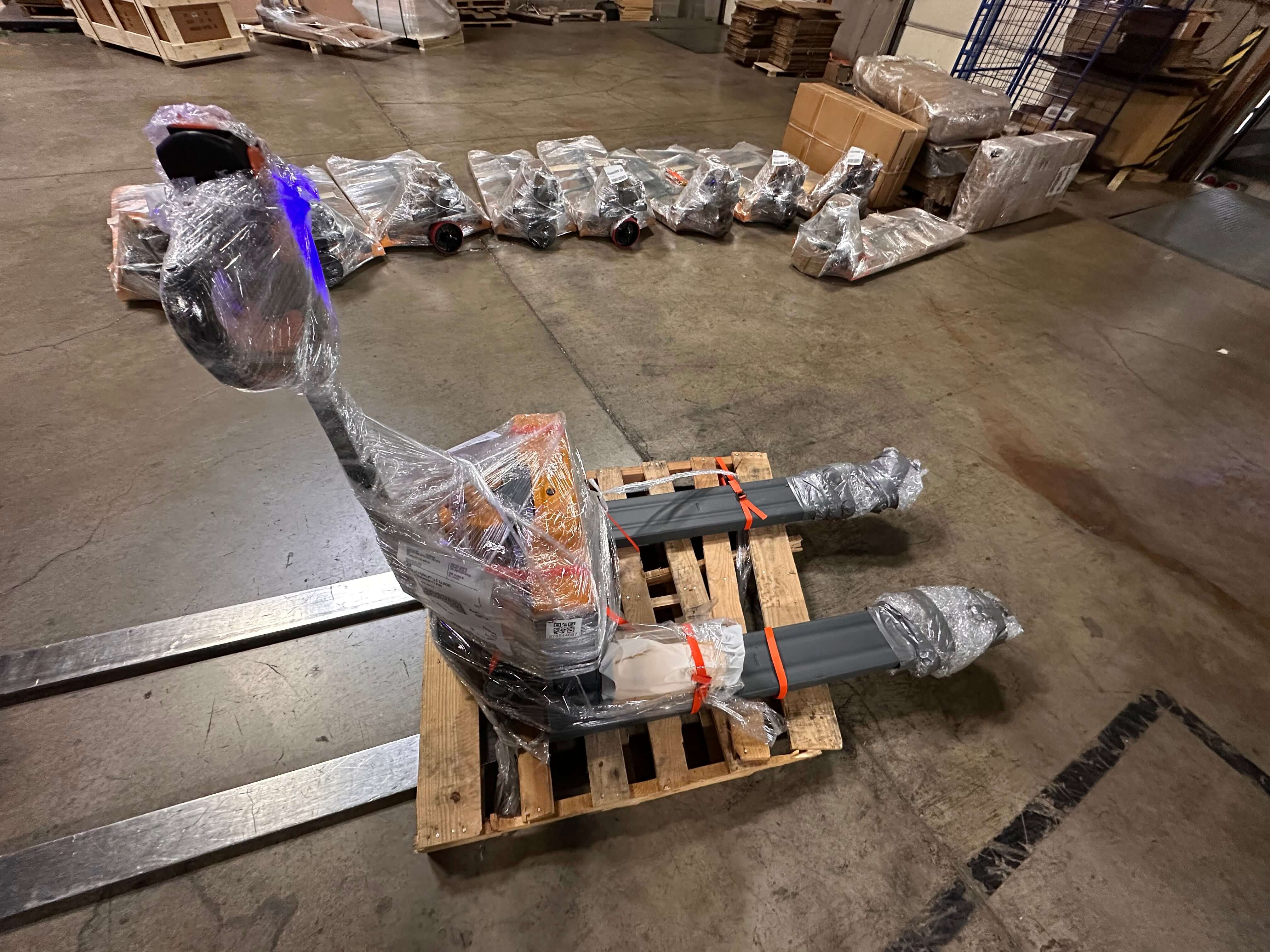 Transpalette électrique d'une capacité de 3 300/4 400 lb avec fourches de 48 po L x 27 po l, conception légère au lithium