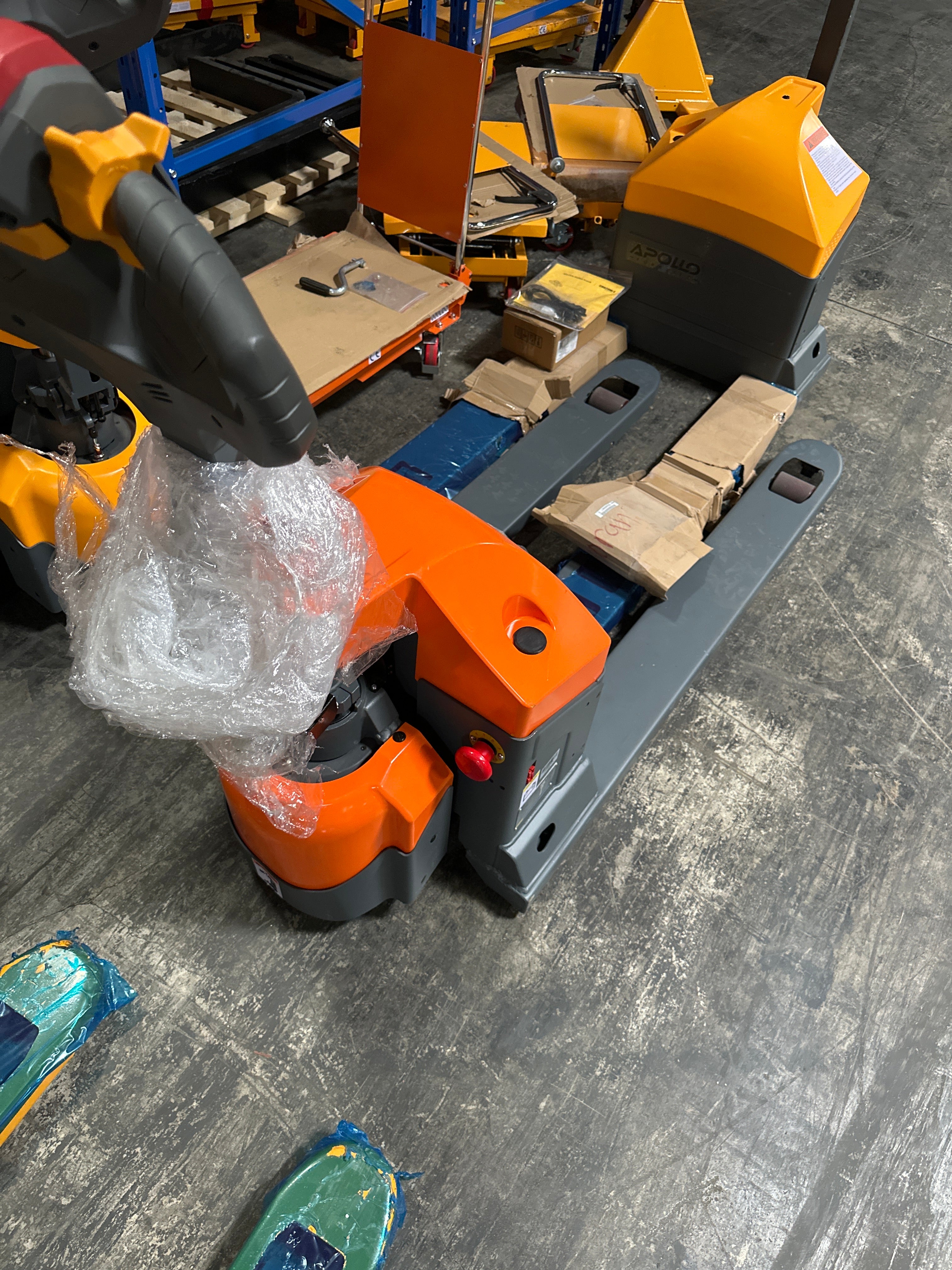 Transpalette électrique d'occasion à batterie gel de 1 420 kg (3 300 lb) avec fourches de 122 x 68 cm (48 x 27 po)