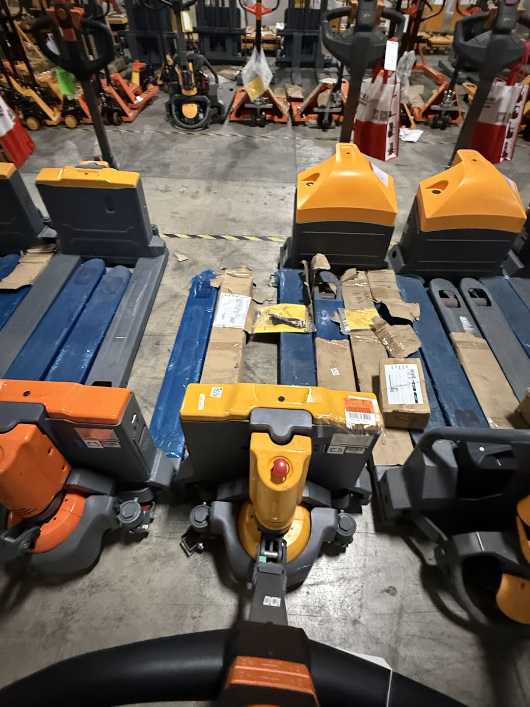 Transpaleta eléctrica de 3300/4400 lb de capacidad con horquillas de 48" de largo x 27" de ancho, diseño liviano con batería de litio