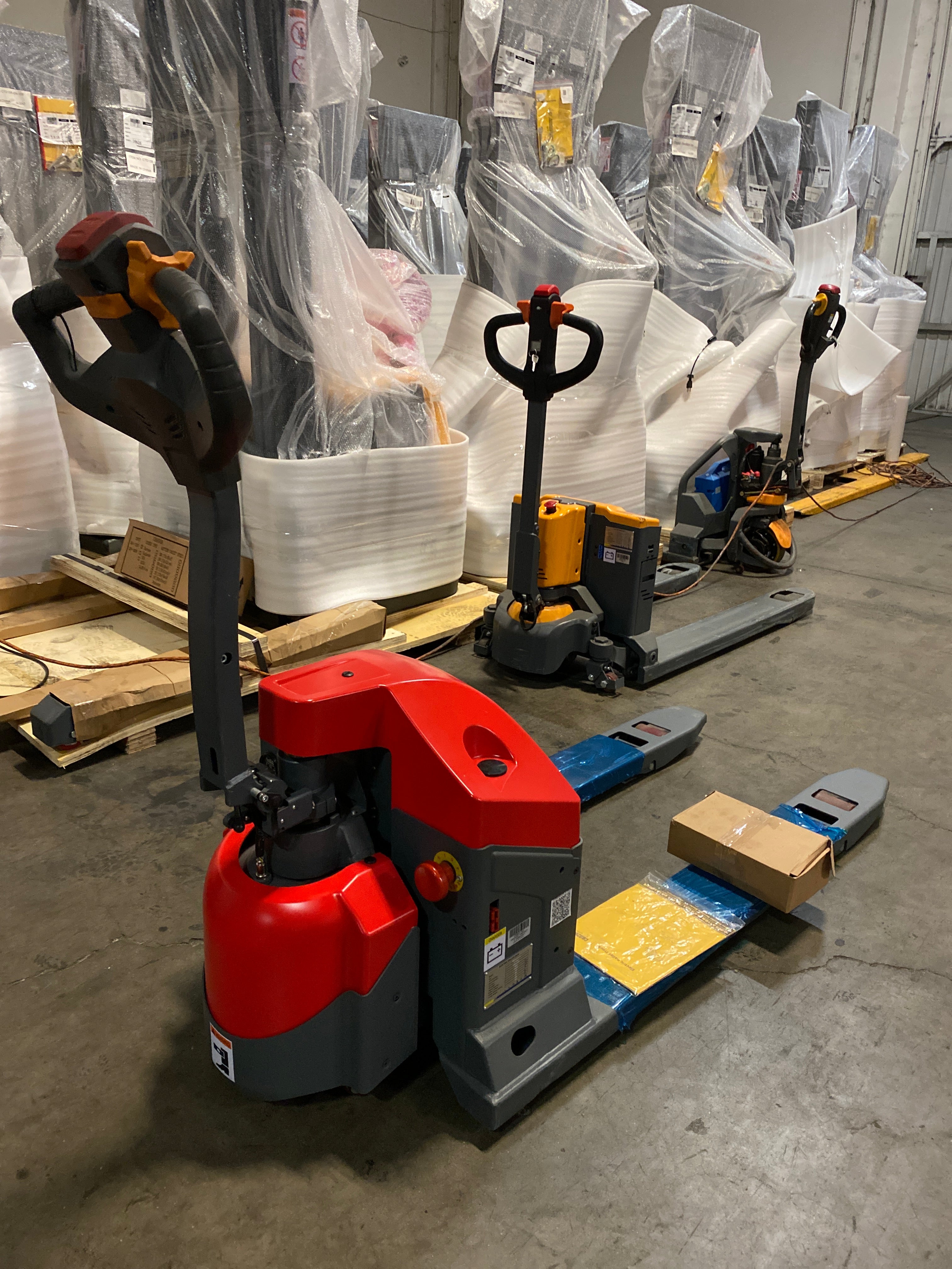 Transpaleta eléctrica de 3300-4400 lb de capacidad con horquillas de 48" de largo x 27" de ancho, alimentada por batería de gel